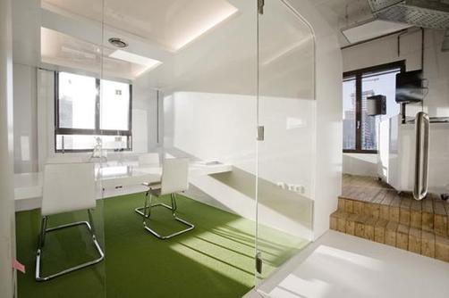 Inspiration: Cool Examples of Offices that Use Fake Grass - 8