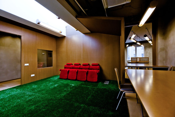 Inspiration: Cool Examples of Offices that Use Fake Grass - 9
