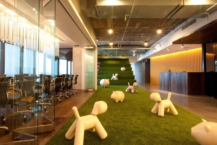 Inspiration: Cool Examples of Offices that Use Fake Grass - 7