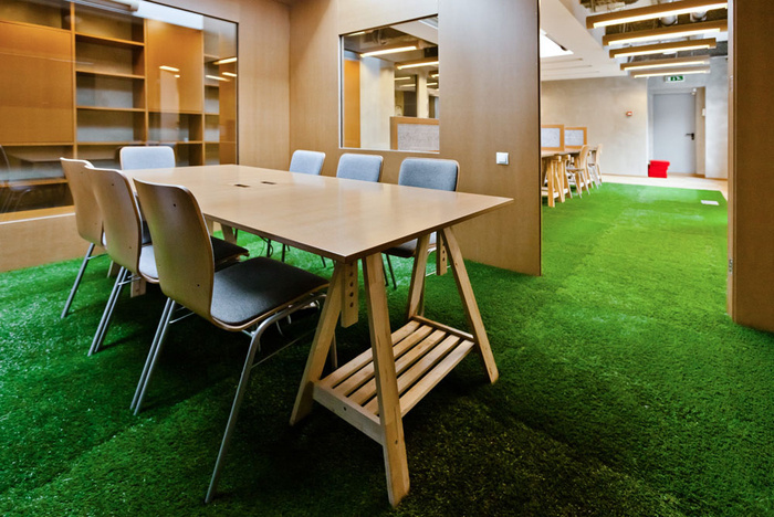 Inspiration: Cool Examples of Offices that Use Fake Grass - 10