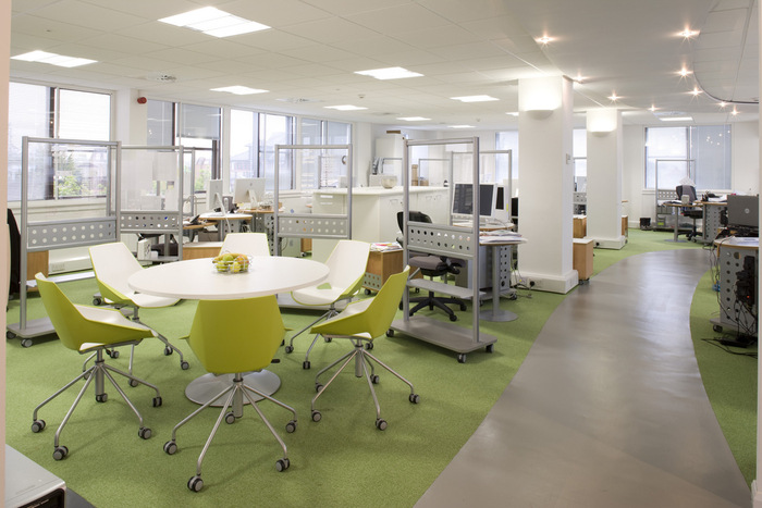 Inspiration: Cool Examples of Offices that Use Fake Grass - 4