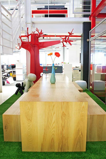 Inspiration: Cool Examples of Offices that Use Fake Grass - 2