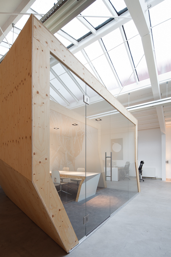 Quick Look: Onesize's Geometrically Wooden Office - 6