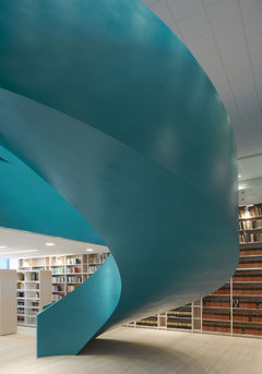 Circulation Space in Vinge's Modern and Colorful Law Firm