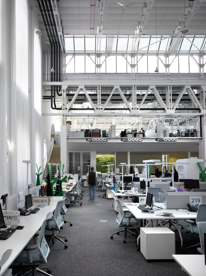 Inside Economia's Publishing Offices in Prague - 14