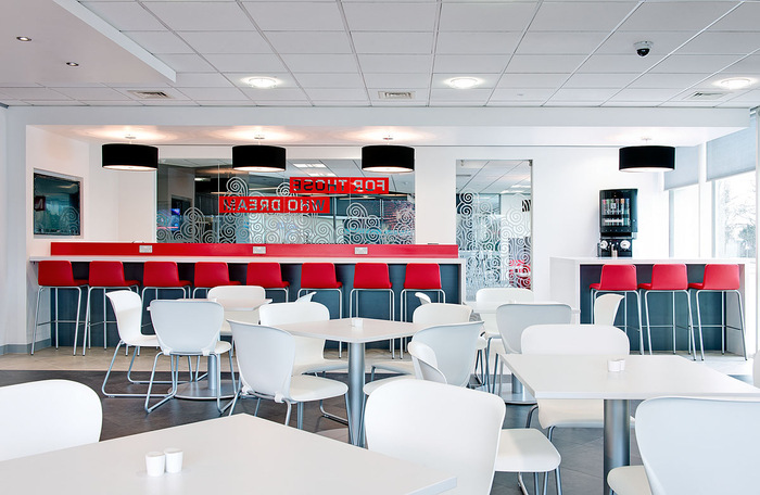 Lenovo's UK Head Office Cafe and Presentation Spaces - 6