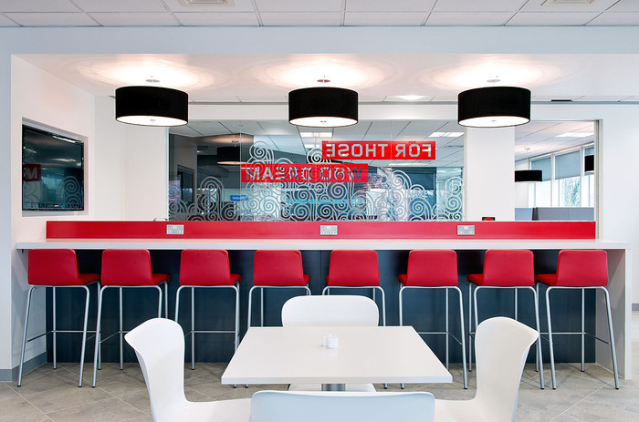 Lenovo's UK Head Office Cafe and Presentation Spaces - 7