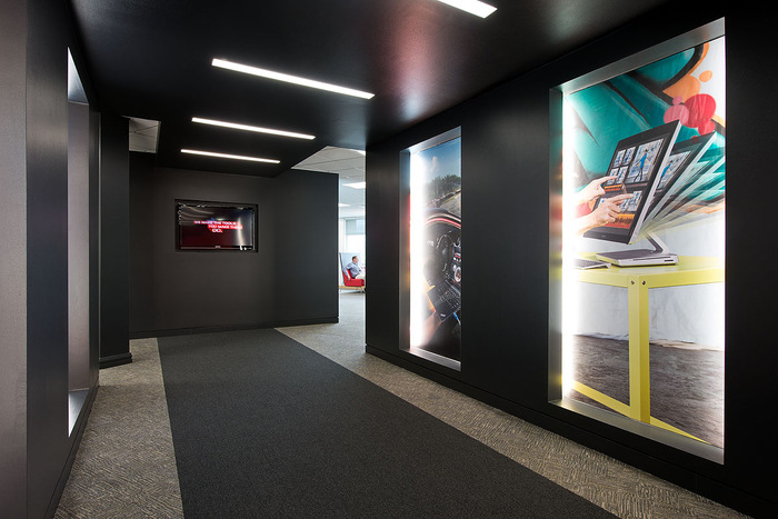 Lenovo's UK Head Office Cafe and Presentation Spaces - 10