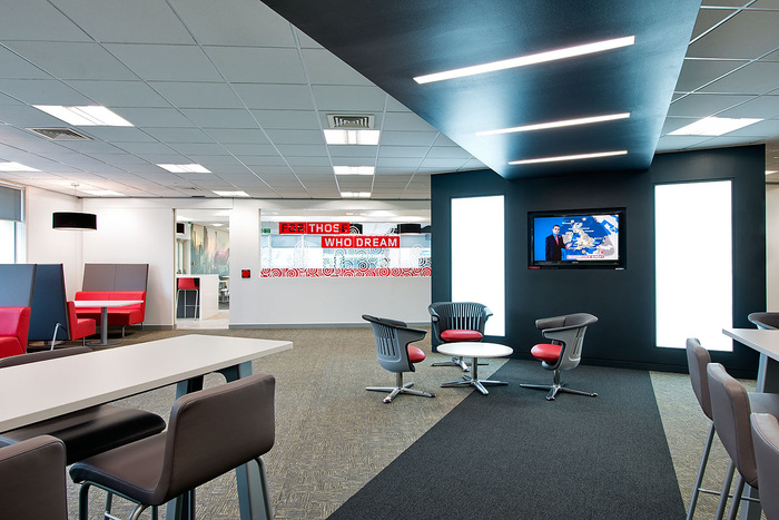 Lenovo's UK Head Office Cafe and Presentation Spaces - 12