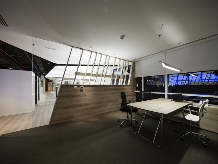 Swiss Bureau Interior Design + EzeLink Telecom Offices - Dubai - 9