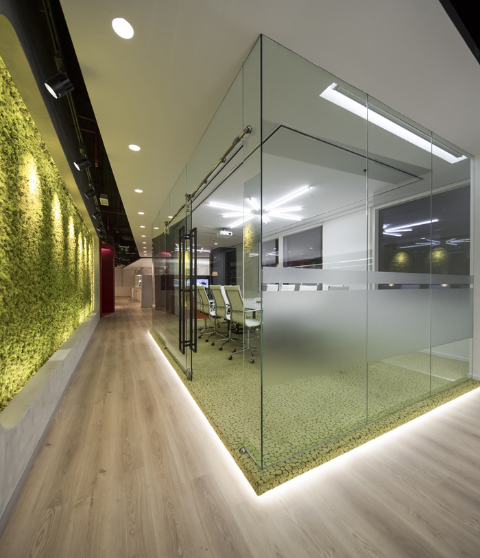 Swiss Bureau Interior Design + EzeLink Telecom Offices - Dubai - 4