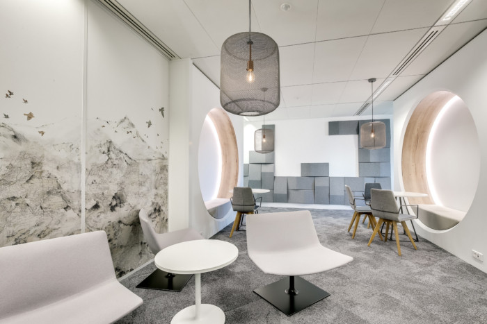 Văn phòng được thiết kế theo phong cách Scandinavian của châu Âu với gam màu trắng ấn tượng. 