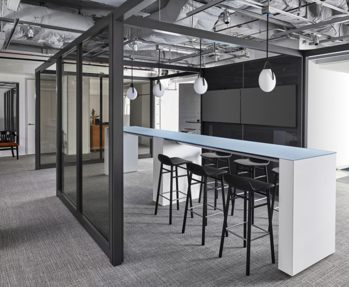 Với văn phòng có diện tích nhỏ, vách kính cường lực giúp phân tách không gian, giảm cảm giác về sự chật chội. 