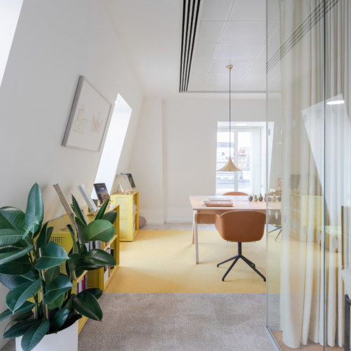 Confidential Research Organization Offices – London