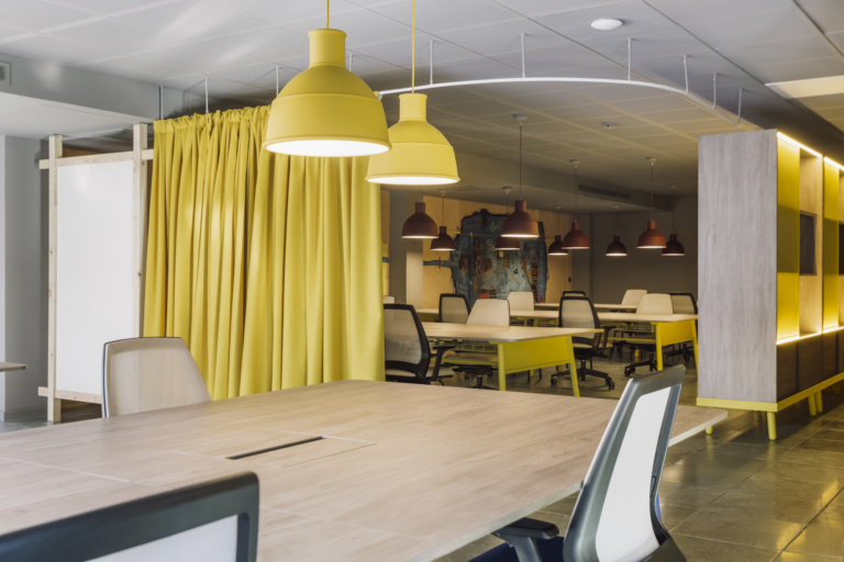 Bức rèm mềm mại với tông màu vàng nằm trong concept thiết kế là một cách chia tách không gian thông minh. 