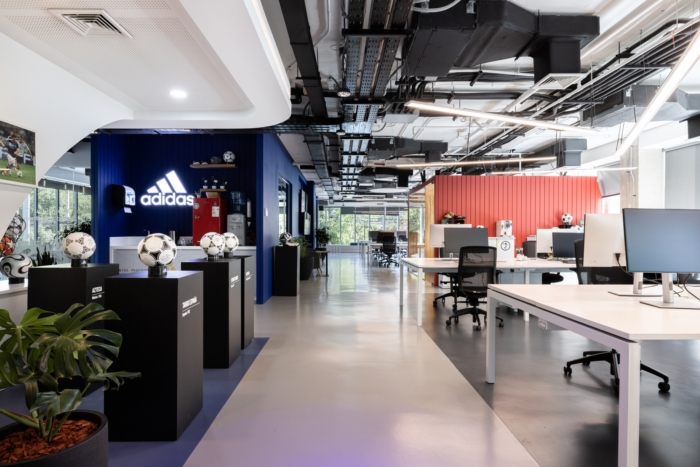 Red precio exprimir Adidas office design | Office Snapshots