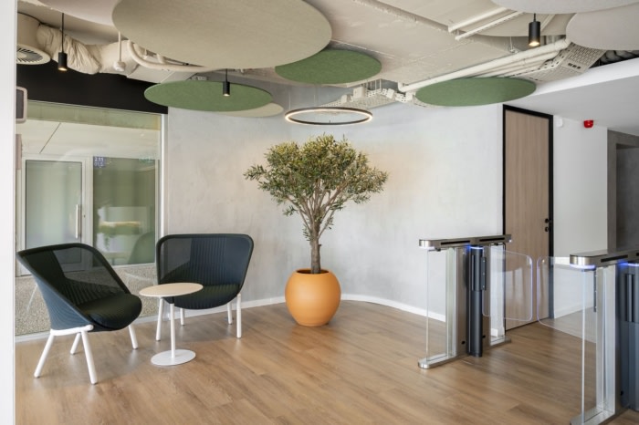 This Sophisticated Tech Office is a Study in Contrasts